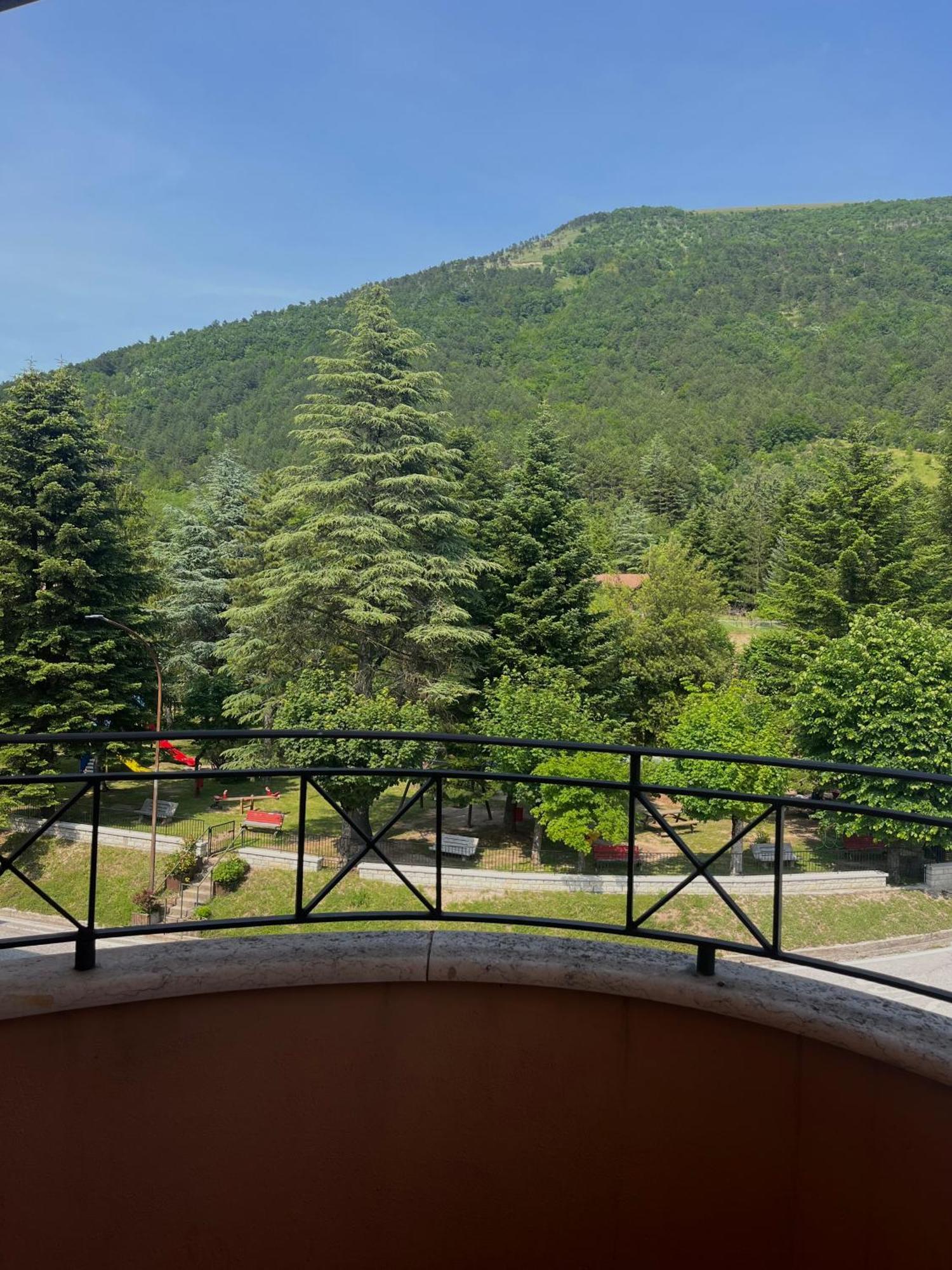 Hotel Ristorante Montenerone Apecchio Kültér fotó