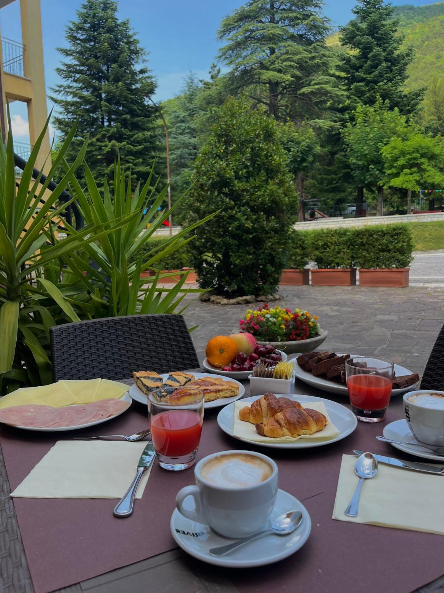 Hotel Ristorante Montenerone Apecchio Kültér fotó