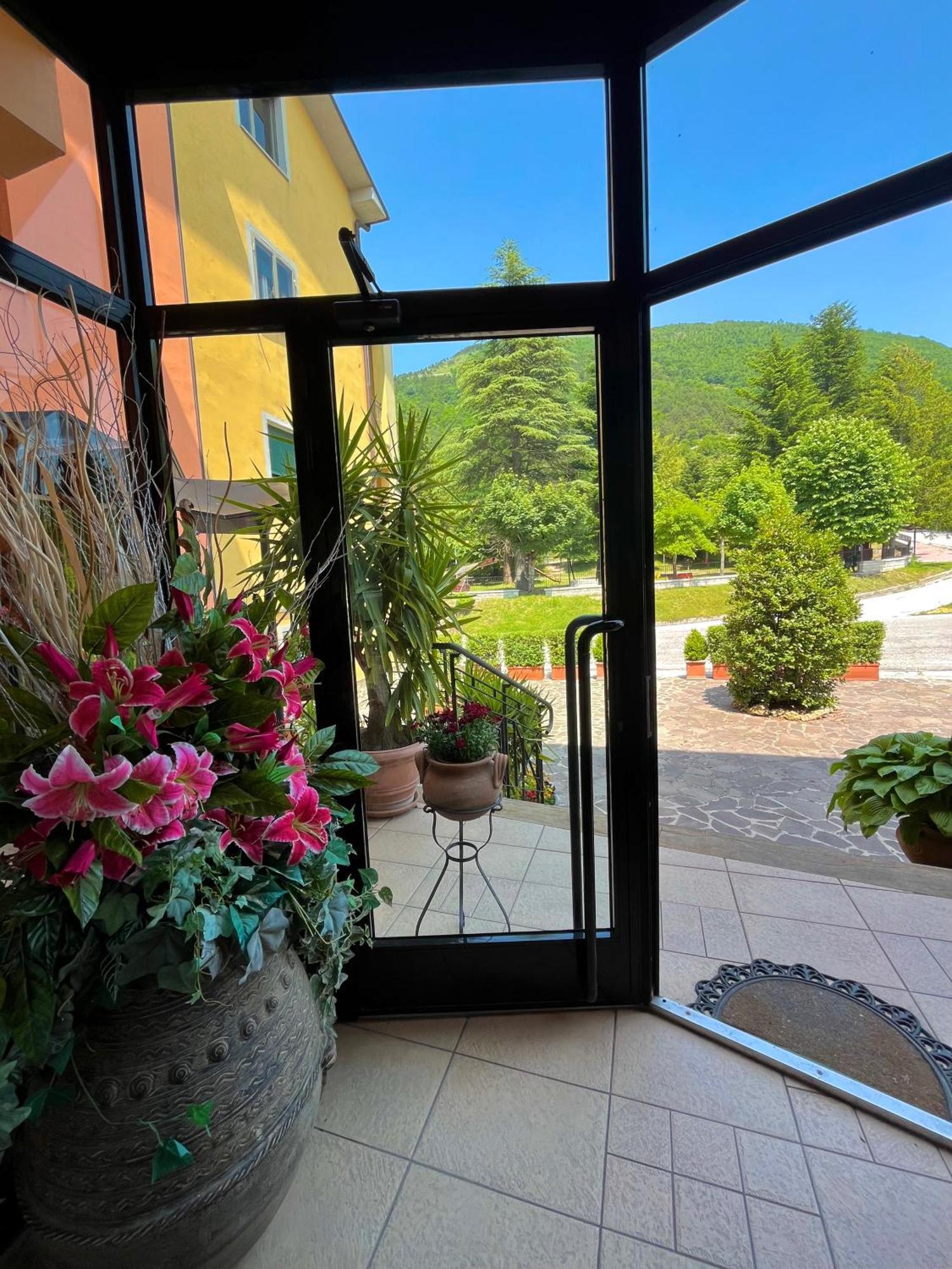 Hotel Ristorante Montenerone Apecchio Kültér fotó